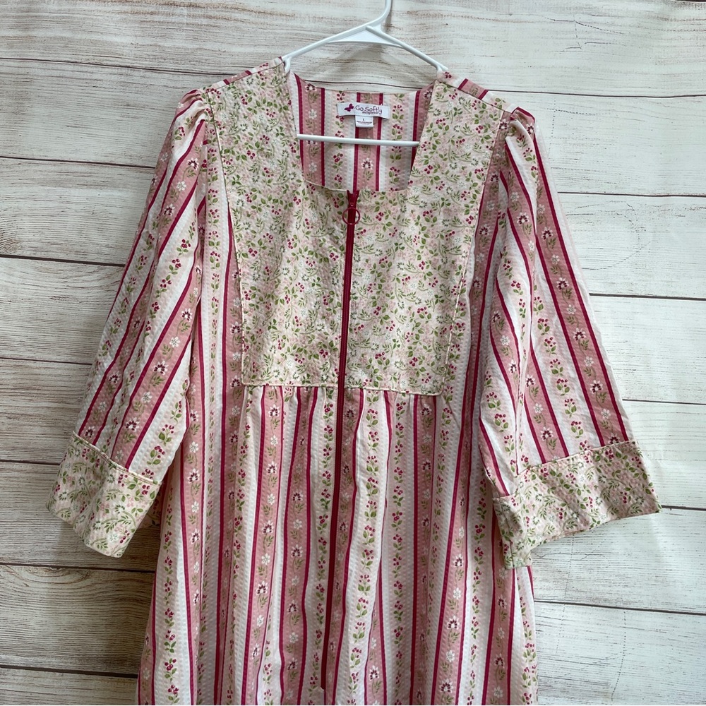 VINTAGE‎ GO SOFTLY COTTAGECORE ROBE/HOUSE DRESS IN FLORAL PRINT - Picture 2 of 8